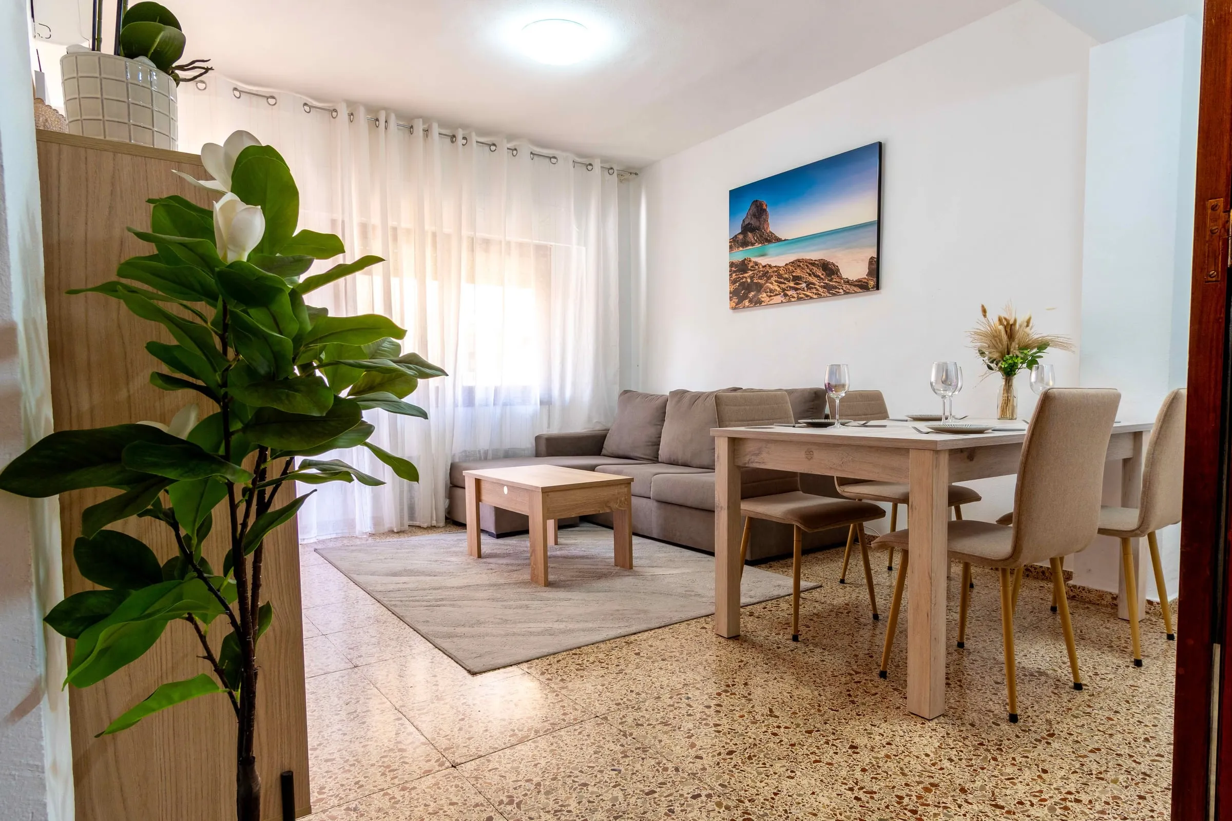 Wohn- und Essbereich der Ferienwohnung BlueCalp