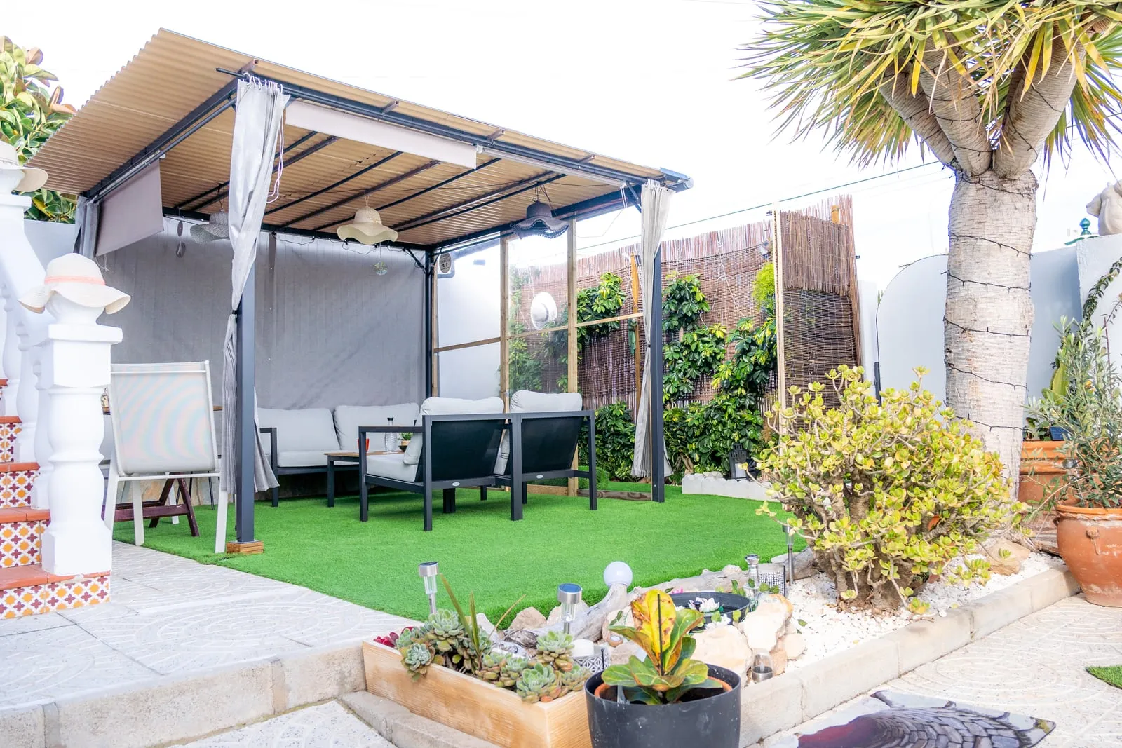 Garten mit Pergola und Lounge-Ecke der Casa Esperanza