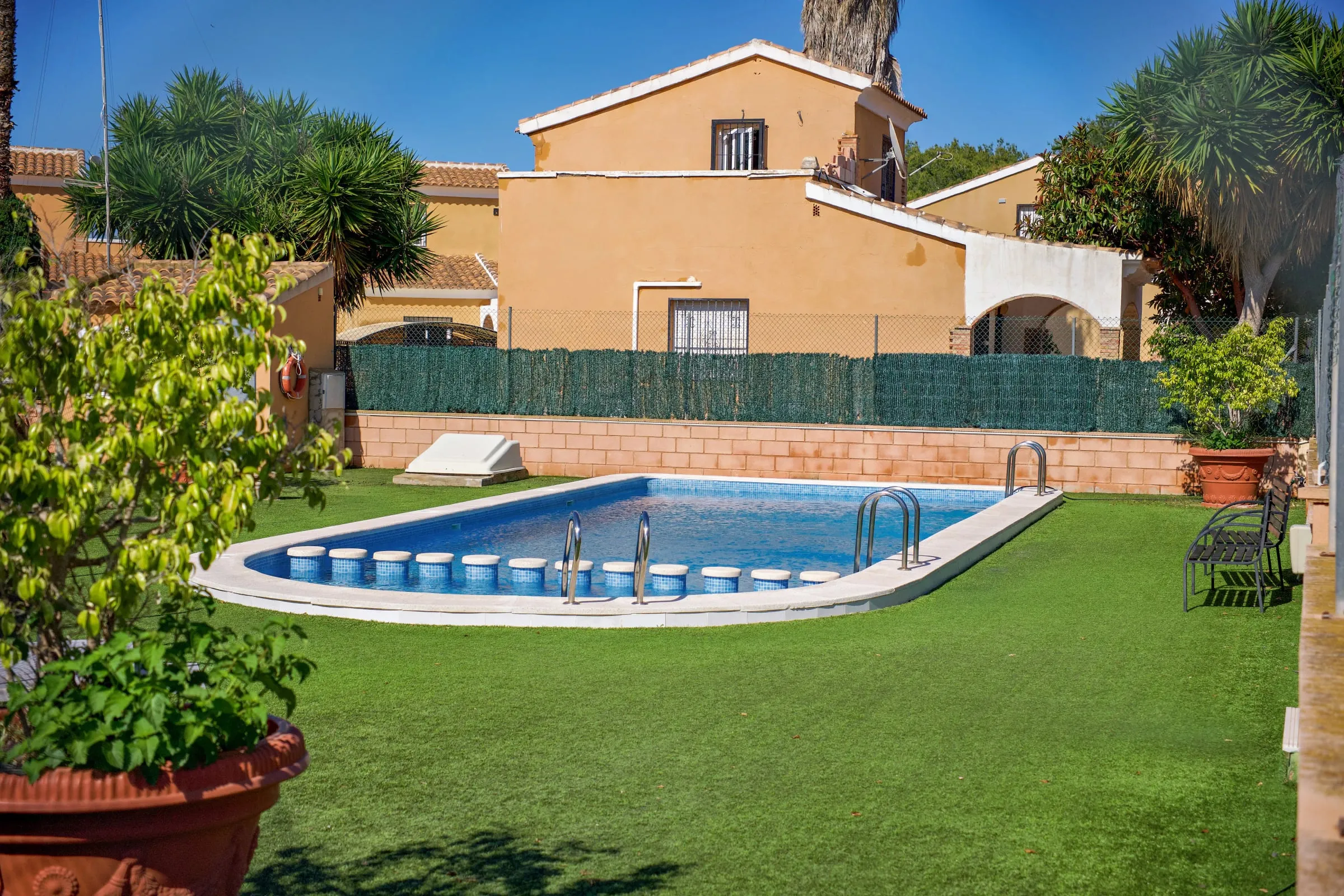 Garten mit Pool einer betreuten Ferienimmobilie an der Costa Blanca