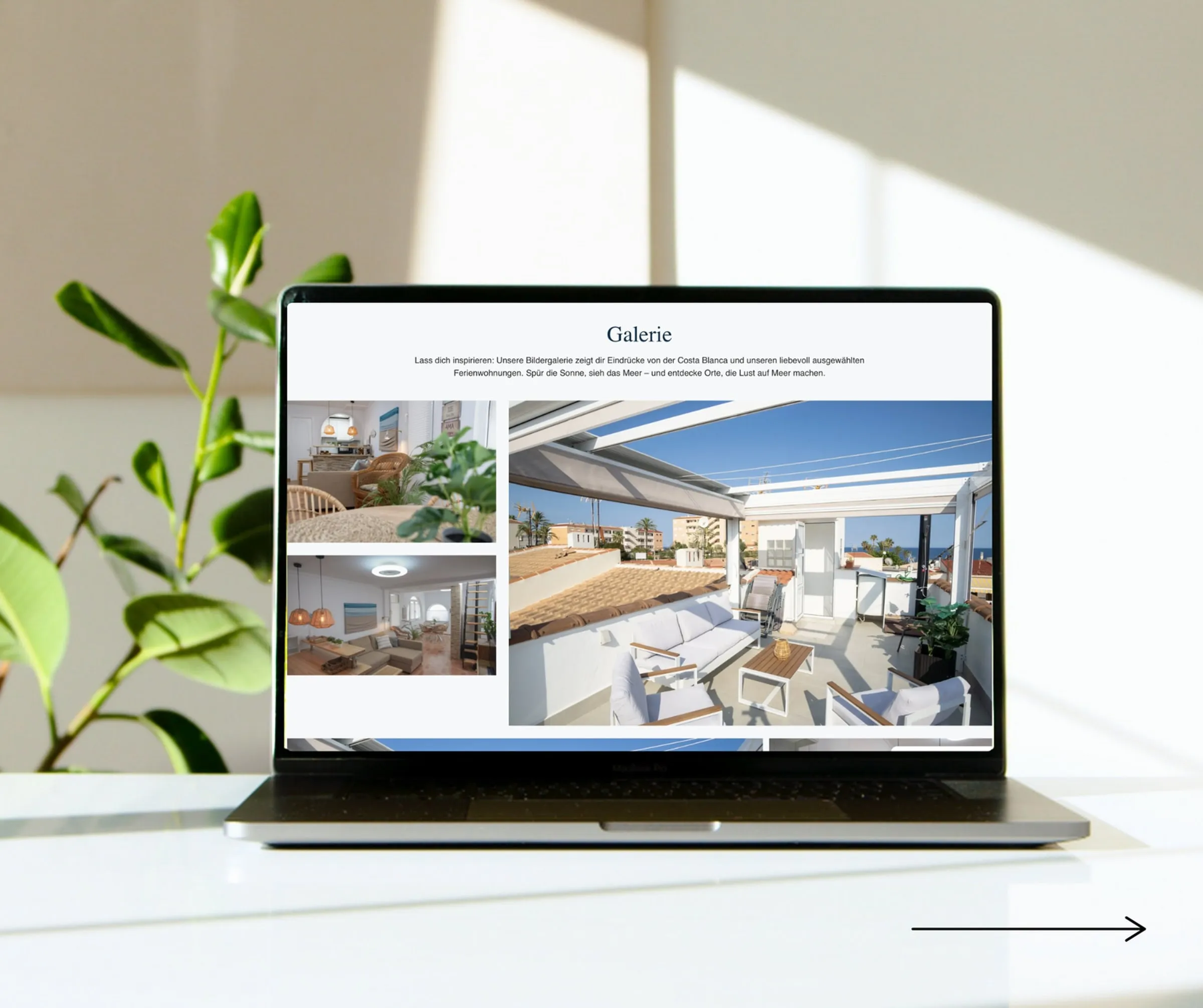 Laptop mit einer fertigen Ferienhaus-Website