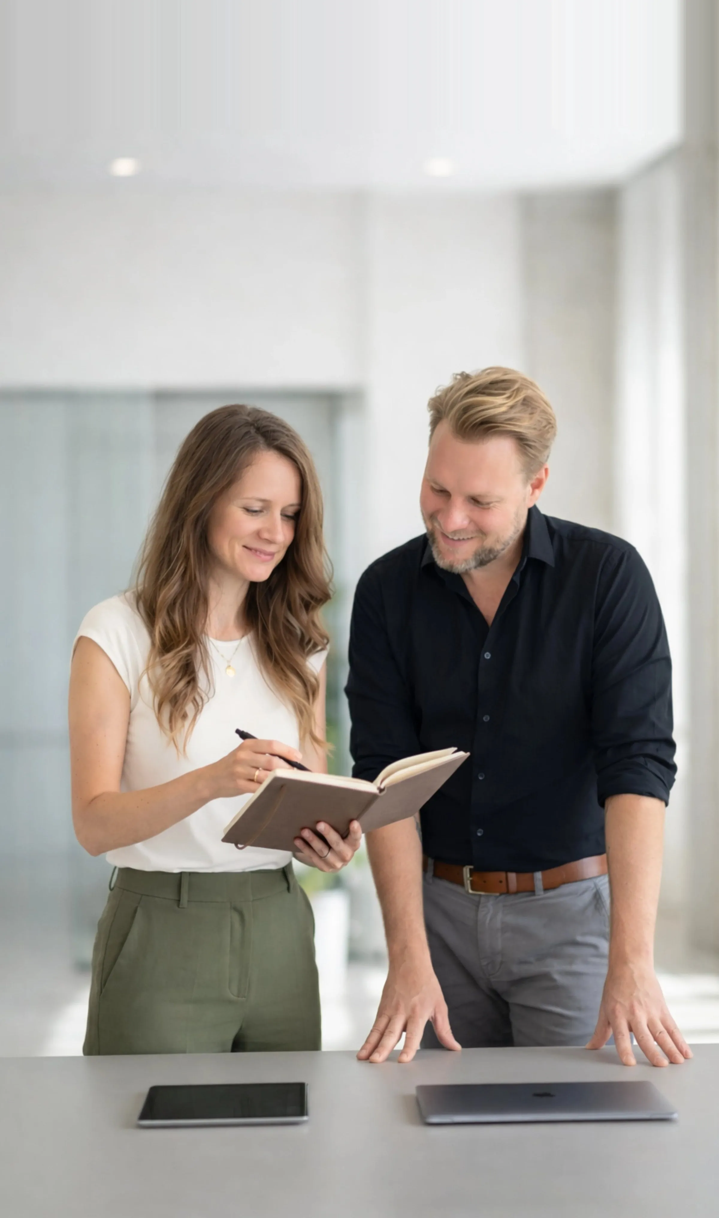 Christina und Albert Kaindl besprechen ein Konzept
