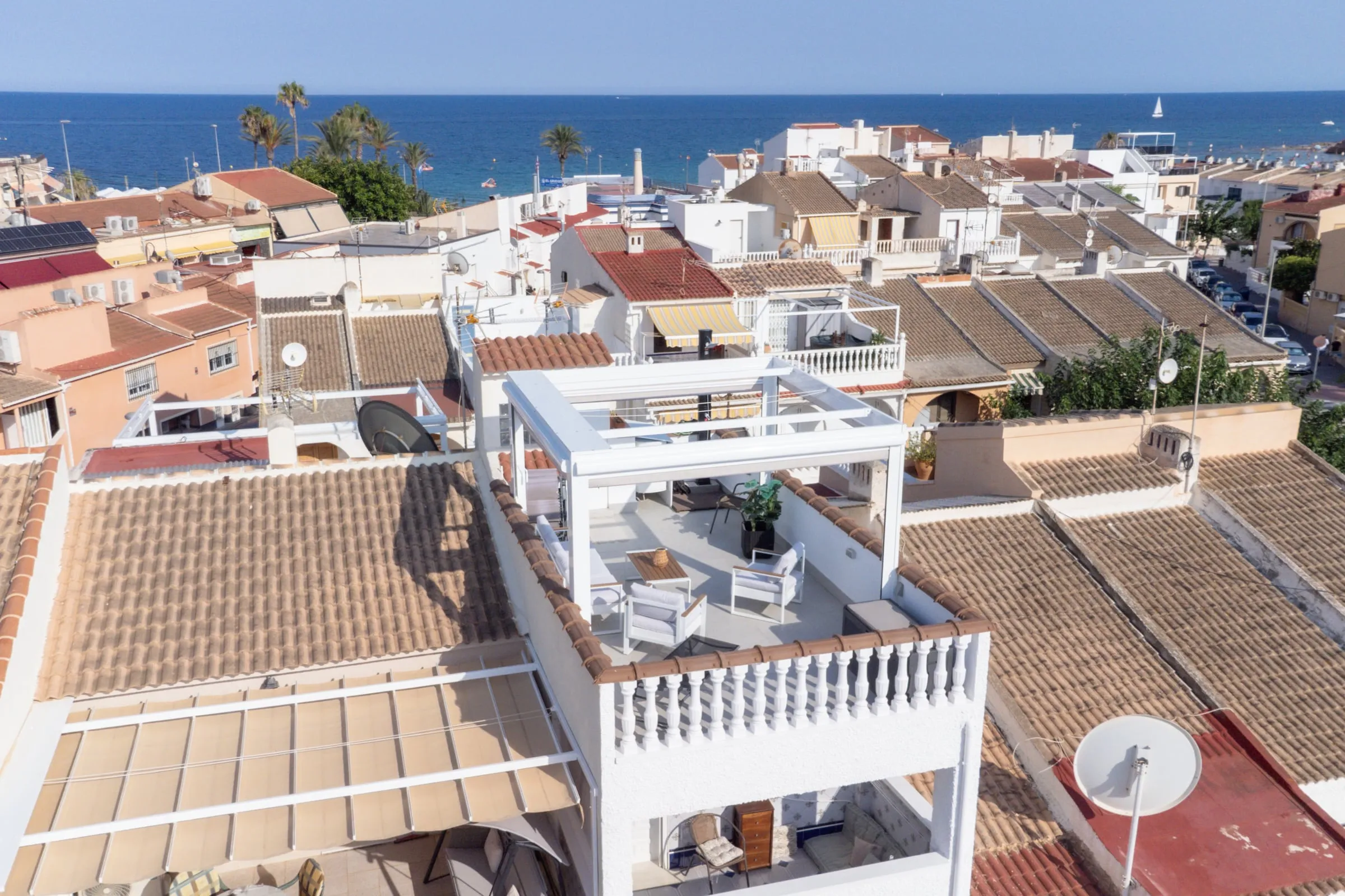 Drohnenaufnahme der Casa Terraza und der Umgebung am Meer